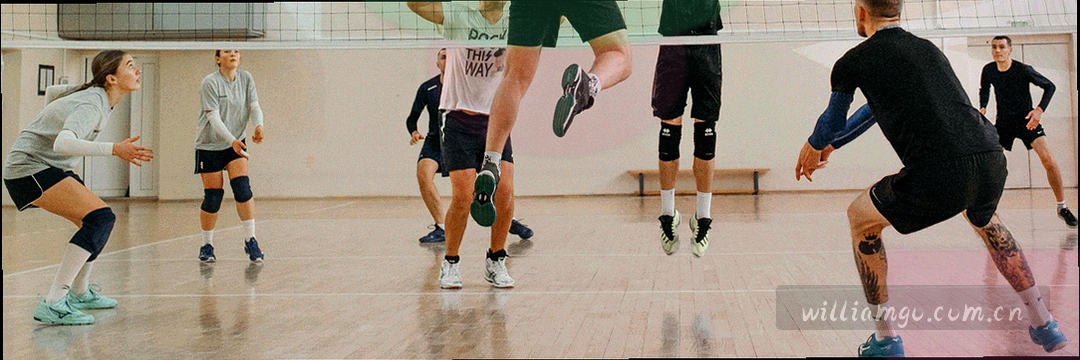 俯拍球场线条与看台光影的对角构图，赛前空场氛围